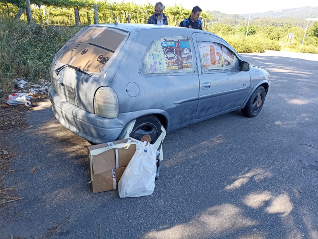 La Policía Local de Sanxenxo (Pontevedra) investiga a un hombre que pintaba su coche en la vía pública