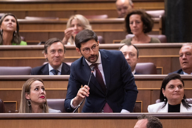 El concejal arousano del PP, Juan Andrés Bayón, tomó posesión como diputado en el Congreso, en sustitución de Ana Pastor.