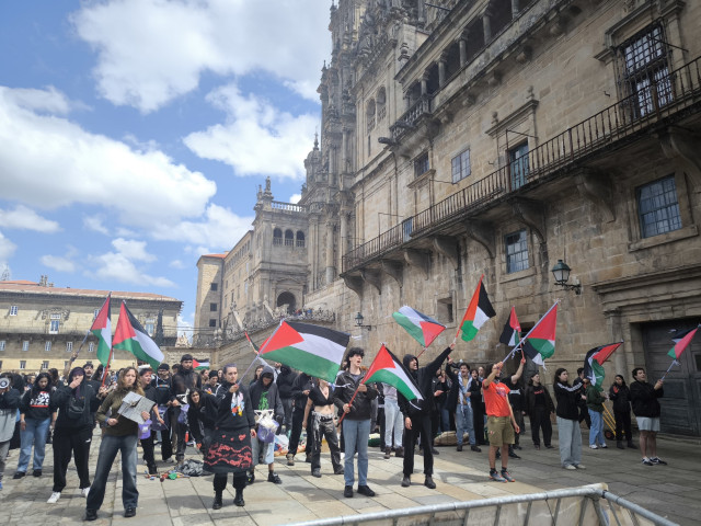 Manifestantes pro-Palestina protestan frente al Rectorado de la Universidade de Santiago (USC) tras los desalojos.