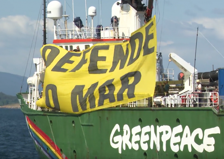 Marineros y Greenpeace unen sus voces contra Altri en el recibimiento del Artic Sunrise (vídeo)