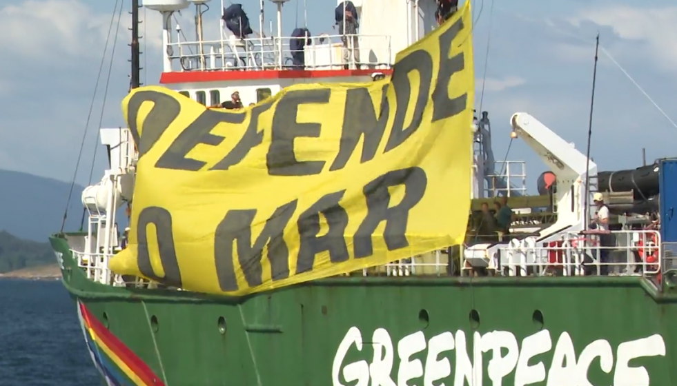 El buque de Greenpeace Artic Warrior entrando en la Ría de Arousa
