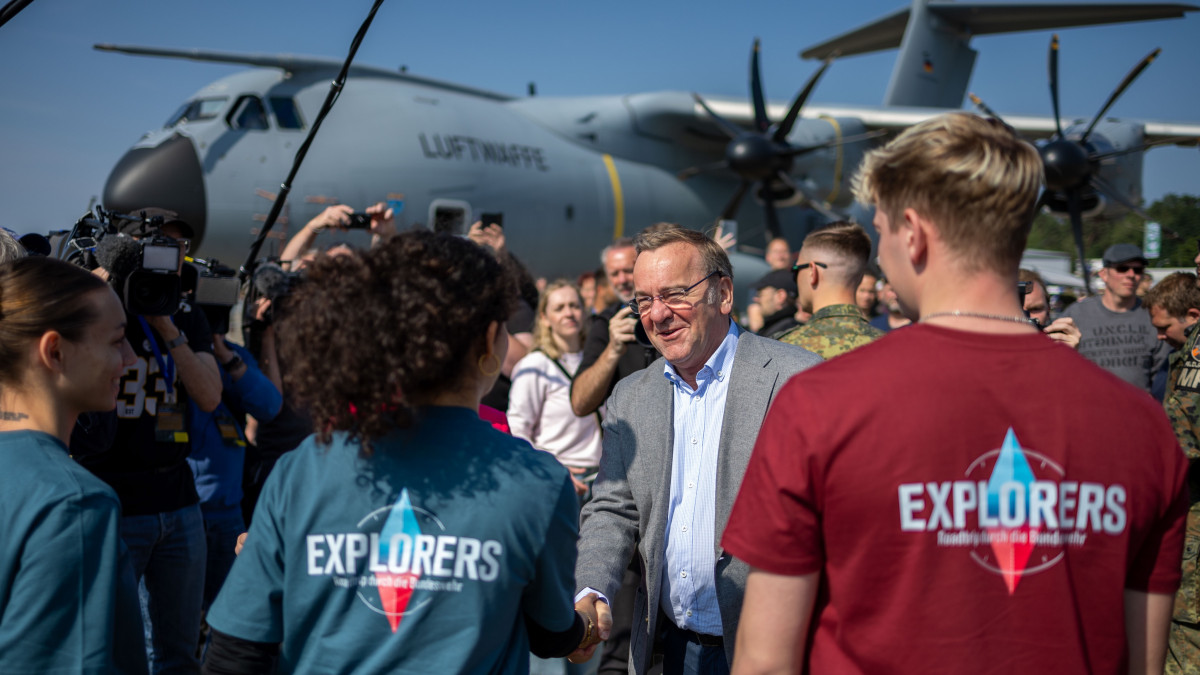 Ministro Aleman Pistorius saluda a ju00f3venes en una acciu00f3n promocional de las fuerzas armadas alemanas