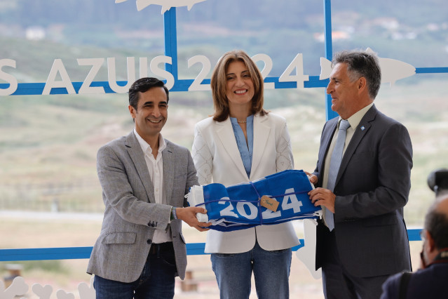 La conselleira de Medio Ambiente, Ángeles Vázquez, y el alcalde de Ferrol, José Manuel Rey Varela, en el acto de entrega de las Banderas Azules 2024