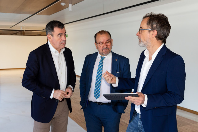 El conselleiro de Educación, Ciencia, Universidades e FP, Román Rodríguez, y el rector de la Universidad de Santiago de Compostela, Antonio López, visitan la nueva sede del Instituto Gallego de Física de Altas Energías