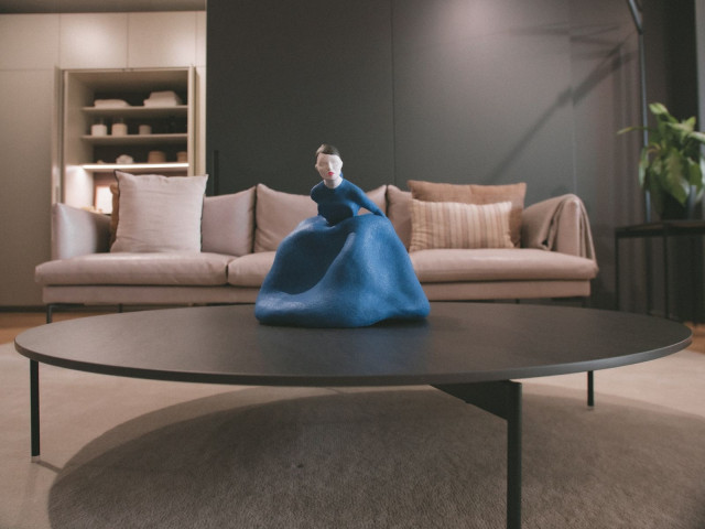 Imagen de una de las obras expuestas en el showroom de Santos en Santiago