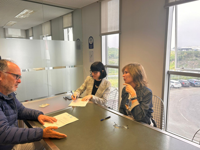 La directora xeral de Recursos Económicos del Sergas, Amparo Pousada (i), y la alcaldesa de Ponteareas (Pontevedra), Nava Castro (d), firman el acuerdo de cesión de los terrenos para el nuevo centro de salud de la localidad.