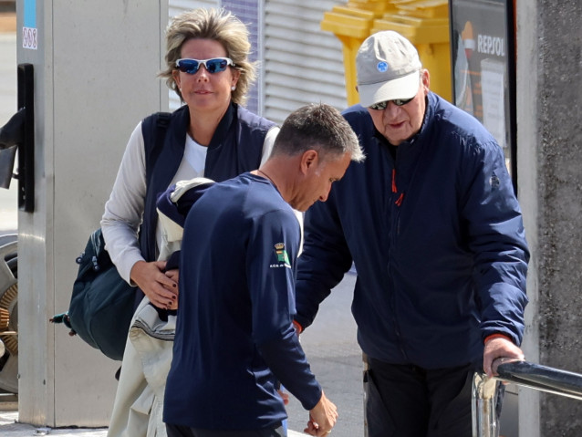 El Rey Juan Carlos y Simoneta Gómez-Acebo a su llegada al club náutico, a 15 de junio de 2024, en Sanxenxo (España).