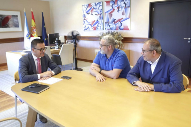 El conselleiro de Emprego, José González, se reúne con miembros de la Asociación Empresarial de Sociedades Laborais.