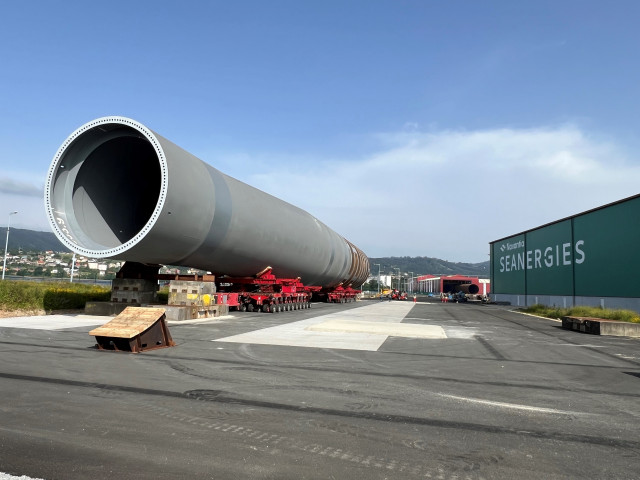 Monopile en una de las explanadas del astillero de Fene