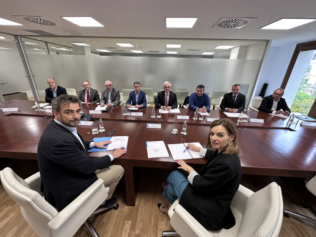 El conselleiro de Presidencia, Xustiza e Deportes, Diego Calvo, ha recibido este lunes a representantes de las principales federaciones de transportes de viajeros por carretera