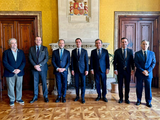 El presidente del Consell de Mallorca, Llorenç Galmés, junto al presidente de Abanca, Juan Carlos Escotet, recibido en audiencia.