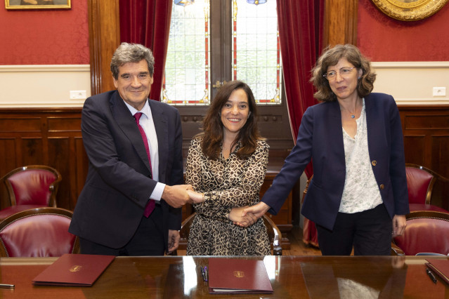 El ministro para la Transformación Digital, José Luis Escrivá; la alcaldesa de A Coruña, Inés Rey, y la, secretaria de Estado de Digitalización, Mayte Ledo, firman el convenio para la cesión de la sede de la Aesia