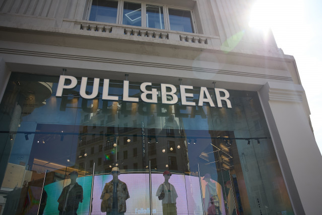 Entrada a la tienda de Pull and Bear, a 5 de junio de 2024, en Madrid (España). Inditex ha registrado un beneficio neto de 1.294 millones de euros durante el primer trimestre de su ejercicio fiscal 2024-2025 (entre el 1 de febrero y el 30 de abril), lo qu