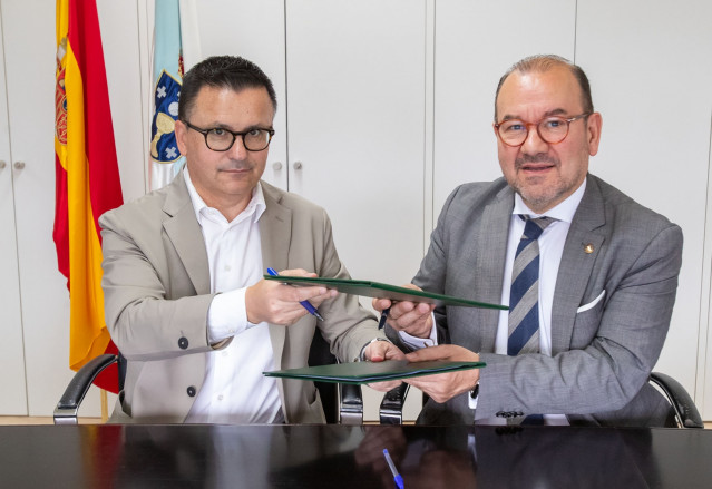 El conselleiro de Emprego, Comercio e Emigración, José González, y el rector de la Universidade de Santiago de Compostela, Antonio López.