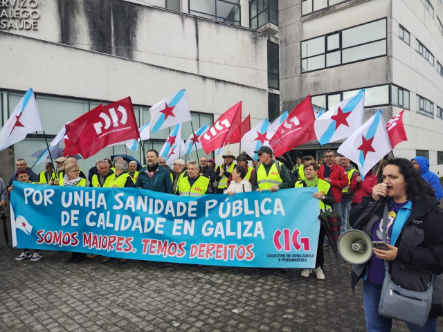 Pensionistas de la CIG se concentran ante el Sergas por una sanidad 