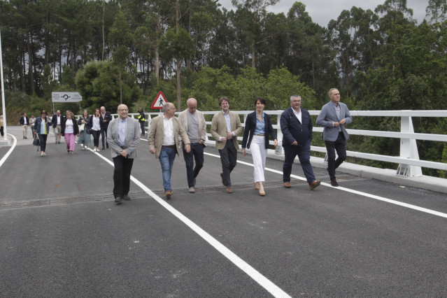 La conselleira de Vivenda e Planificación de Infraestruturas, María Martínez Allegue, en el puente de Ponte Arnelas (Pontevedra).