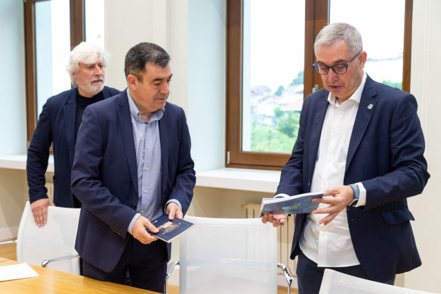 El conselleiro de Educación, Román Rodríguez, con el alcalde de Ames, Blas García, en un encuentro