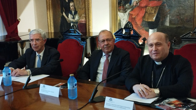 El arzobispo de Santiago, Francisco José Prieto, participa en una mesa de debate del ciclo 'Compostela 2023-2027. Presente y futuro', que organiza la Real Sociedad Económica de Amigos del País de la Ciudad de Santiago