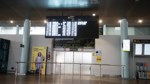 Archivo - Panel de vuelos en el aeropuerto de Vigo, a 21 de marzo de 2023, en Vigo, Pontevedra, Galicia (España). El aeropuerto de Peinador en Vigo ha cancelado hoy su actividad al descubrir un socavón en pista, lo que ha obligado a desviar su tráfico aér