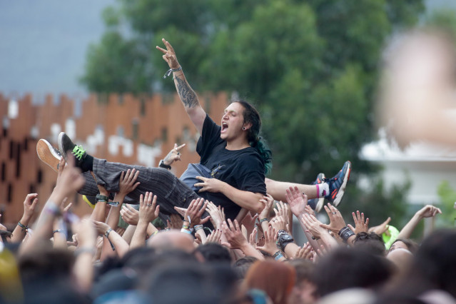 Archivo - El público disfruta de la actuación de la banda estadounidense Fever 333 durante el Resurrection Fest 2023, a 30 de junio de 2023, en Viveiro, Lugo, Galicia (España).