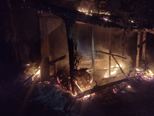 Astillero de A Barquiña afectado por el incendio en Outes (A Coruña)