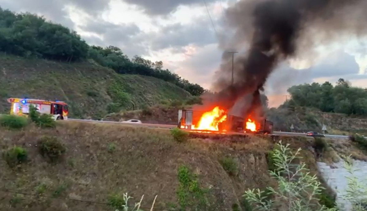 Camiu00f3n ardiendo en la autovu00eda en una imagen de CRTVG