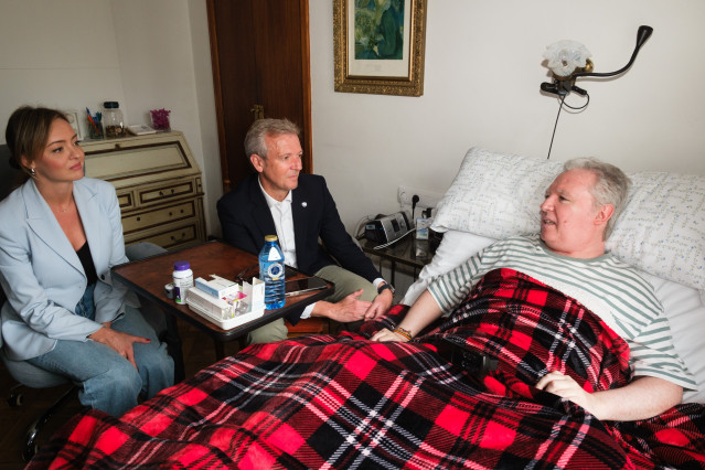 El presidente de la Xunta, Alfonso Rueda, junto con la conselleira de Política Social, Fabiola García, visita a un paciente de ELA.