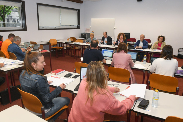 La directora xeral de FP, Eugenia Pérez, y el director xeral de Centros e Recursos Humanos, Jesús Álvarez, se reúne en la mesa sectorial docente no universitaria.