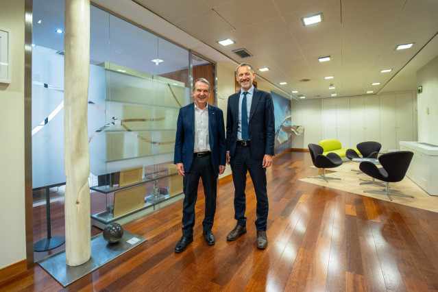 El alcalde de Vigo, Abel Caballero, y el presidente de Adif, Ángel Contreras, en un encuentro el 26 de junio de 2024.