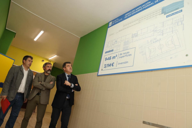 El conselleiro de Educación, Ciencia, Universidades e FP, Román Rodríguez, visita el IES Eduardo Pondal.