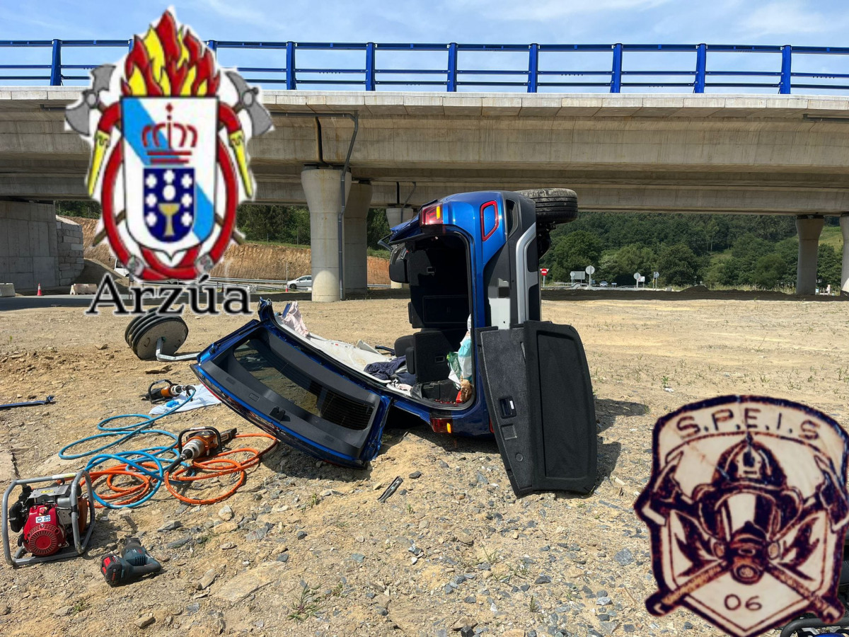 Coche volcado en el accidente de Arzua en una foto del twitter de los bombieros de Arzu00faa