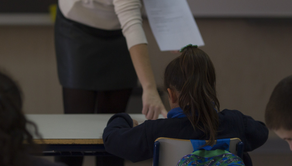 Archivo - Colegio, escuela, aula, primaria, clase, niño, niña, niños, estudiando, estudiar, escribir, escribiendo, deberes, profesor, profesora, profesores  Colegio, escuela, aula, primaria, infant