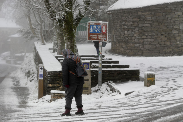 Archivo - Una persona camina con cuidado sobre la nieve en la parroquia de O Cebreiro, a 15 de enero de 2023, en Pedrafita do Cebreiro, Lugo, Galicia.