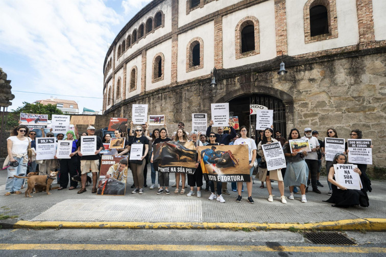 Protestas de animalistas en Pontevedra contra una becerrada 