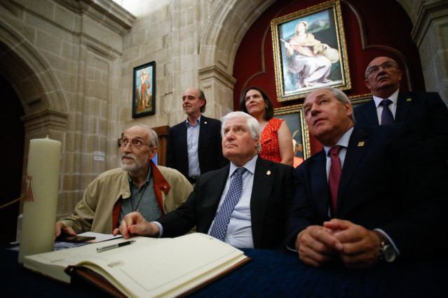 El Duque de Alba, Carlos Fitz-James Stuart y Martínez de Irujo, y el alcalde de Monforte de Lemos, José Tomé, durante su visita a la pinacoteca de la Colegiata de los Escolapios, a 29 de junio de 2024, en Monforte de Lemos, Lugo, Galicia (España).