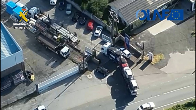 Imágenes de la entrada de vehículos en el desguace desmantelado.