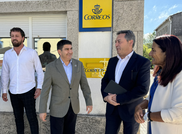 El delegado del Gobierno, Pedro Blanco, visita la oficina de Correos de Taboada (Lugo).