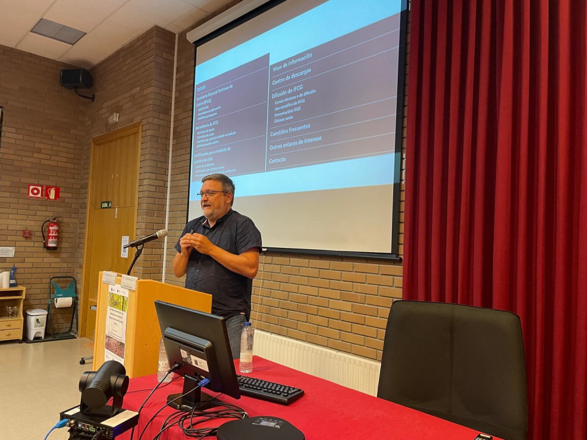 Juan Picos, investigador de la Universidade de Vigo, durante su ponencia este lunes en el marco de la presentación de los resultados del Inventario Forestal Continuo de Galicia (IFCG) en el Campus Te