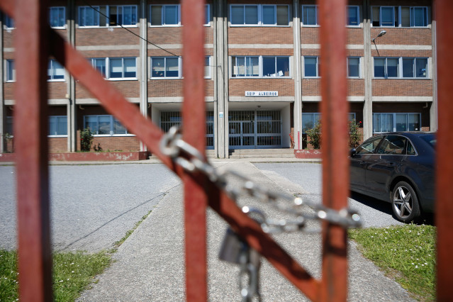 Archivo - Verja cerrada del CEIP Albeiros de Lugo a 29 de mayo de 2024, en Lugo, Galicia (España).