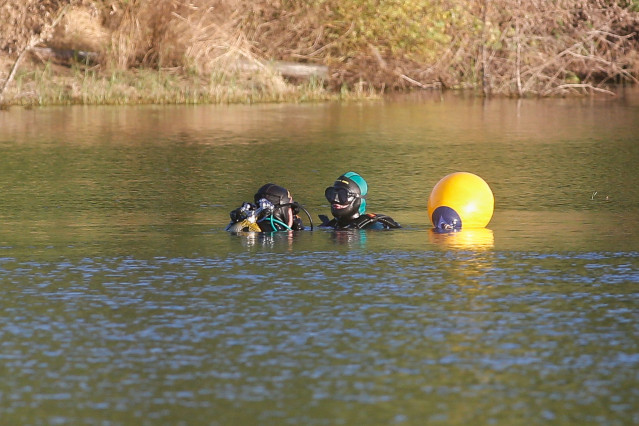 Dos buzos de la Guardia Civil durante la búsqueda de un joven pescador y un bañista desaparecidos en diferentes puntos del embalse de Belesar, a 2 de julio de 2024, en O Páramo, Lugo, Galicia (España). Los servicios de emergencias mantienen activos dos op