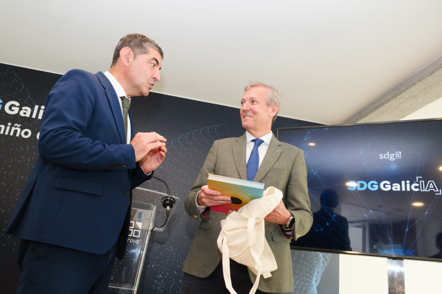 El presidente de la xunta, Alfonso Rueda, con el responsable de SDG Group, Antonio Torrado