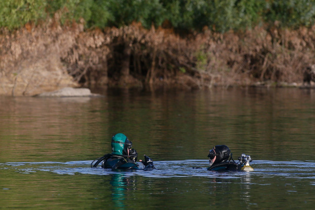 Dos buzos de la Guardia Civil durante la búsqueda de un joven pescador y un bañista desaparecidos en diferentes puntos del embalse de Belesar, a 2 de julio de 2024, en O Páramo, Lugo, Galicia (España). Los servicios de emergencias mantienen activos dos op