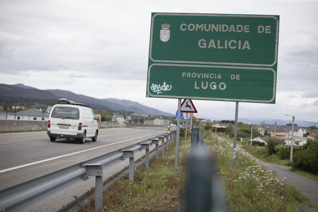 Archivo - Un coche circula por la autopista A8, en el Puente de los Santos, que separa Asturias de Galicia, a 9 de mayo de 2021, en, Ribadeo, Lugo, Galicia (España). El segundo estado de alarma impuesto por el Gobierno de España para frenar la pandemia de