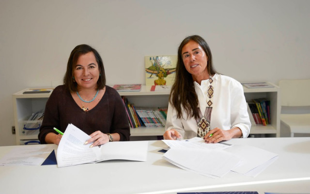 La presidenta de la Fundación María José Jove, Felipa Jove, y la CEO de la firma de ingeniería global Russula, Eva Maneiro, firman un acuerdo.