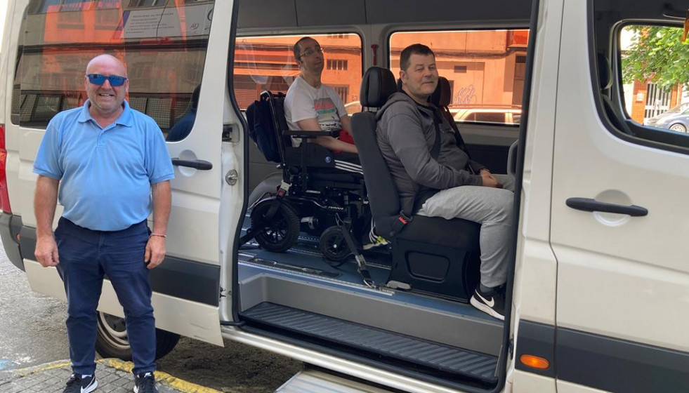 YwQyGptgNA incorporacion dun vehiculo de transporte adaptado co plan de prioridades