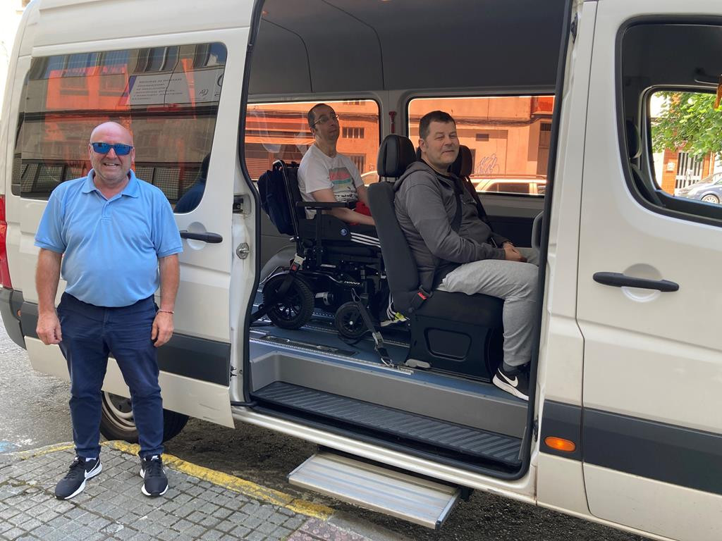 YwQyGptgNA incorporacion dun vehiculo de transporte adaptado co plan de prioridades