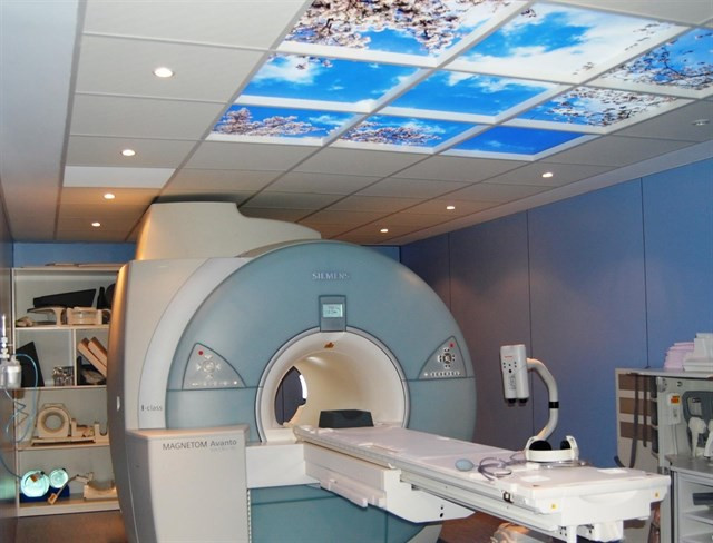 Denuncian la falta de medios en un hospital de Vigo para realizar una resonancia a una mujer de 270 kilos