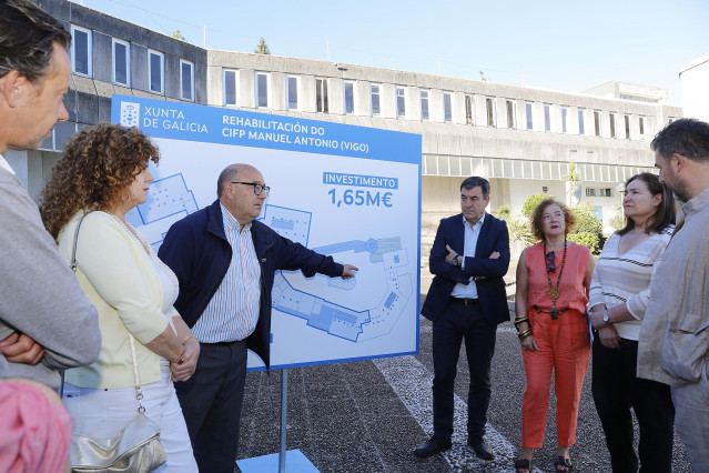 Visita del conselleiro de Educación, Ciencia, Universidades e FP, Román Rodríguez, al CIFP Manuel Antonio de Vigo, con motivo de la licitación de la primera fase de las obras de rehabilitación del centro, a 4 de julio de 2024.