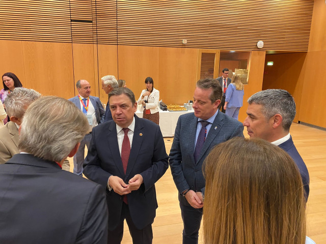 El ministro de Agricultura, Luis Planas, junto al consejero asturiano de Medio Rural, Marcelino Marcos, en la conferencia sectorial de Agricultura y desarrollo rural celebrada en Pamplona.
