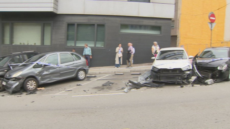 Un conductor arrasa con cinco coches aparcados en la ronda de Outeiro, A Coruña
